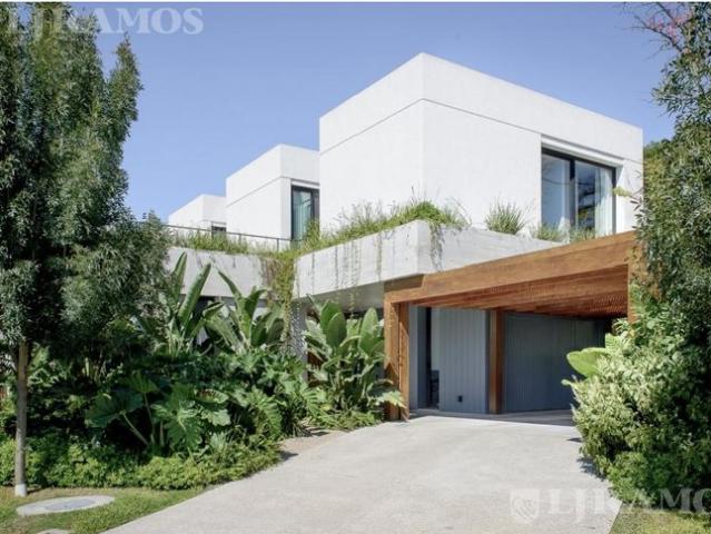 EXCLUSIVA CASA MODERNA EN ALQUILER TEMPORARIO UBICADA EN EL BARRIO LOS CARDOS DE PUNTA CHICA