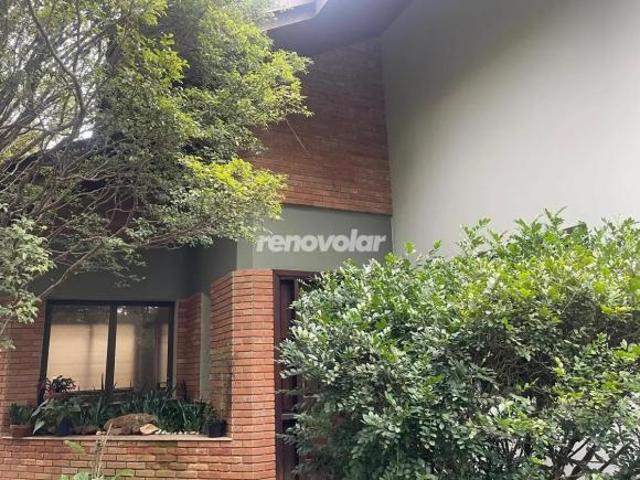 Exclusiva casa no Parque São Domingos: 4 suítes e edícula, terreno 450m2