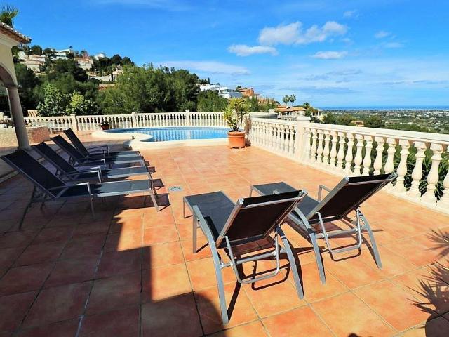 Exclusiva Esta elegante villa se alza sobre una amplia par. 348m² Dénia