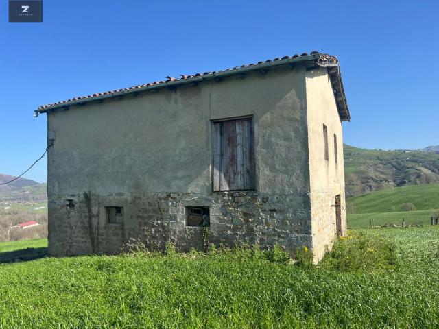 EXCLUSIVA FINCA CON CABAÑA PASIEGA EN VILLACARRIEDO