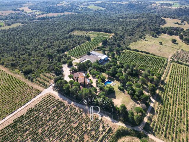 Exclusiva Finca con Dos Casas y Bodega Rodeada de 8 Hectárea. 505m² Capmany