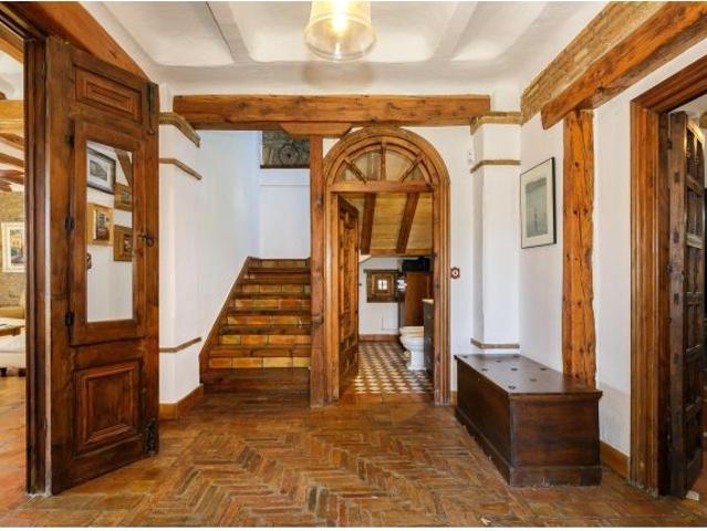 Exclusiva Finca Histórica en Belicena – Espacio, Encanto y Oportunidades