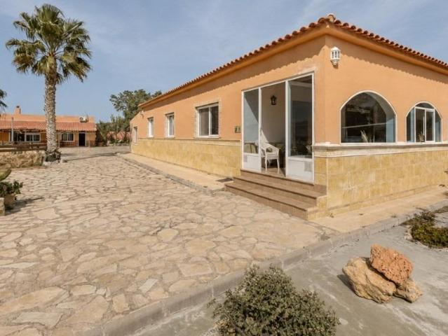 EXCLUSIVA FINCA MULTIFAMILIAR CON 4 VIVIENDAS INDEPENDIENTES, 2 PISCINAS Y LICENCIA DE CASA RURAL