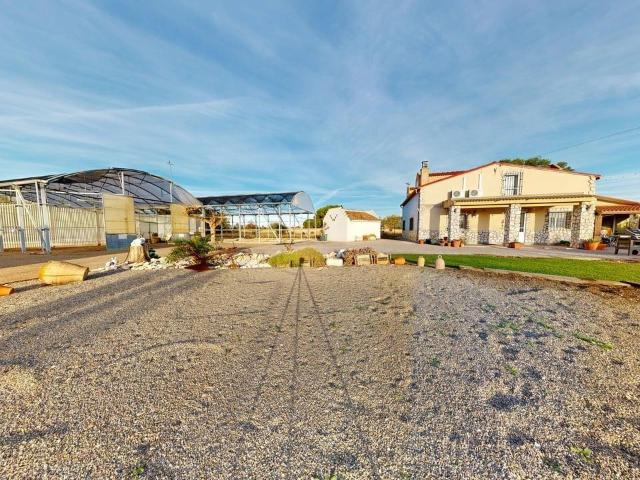 EXCLUSIVA FINCA RESIDENCIA de 2099m2 EN PINSEQUE. Vivienda REHABILITADA distribuida en seis dormitorios, salón, dos baños, garaje y barbacoa