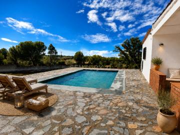 ✨ EXCLUSIVA FINCA RÚSTICA CON VIVIENDA REFORMADA, PISCINA, PLACAS SOLARES Y 17.000 m² DE NATURALEZA ✨
