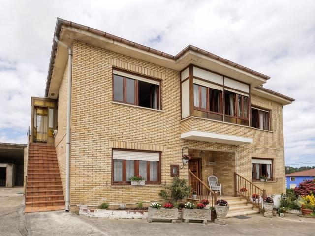 ^Exclusiva Finca Urbana De 3.212 M² Con Dos Viviendas, Zon. 0m² Cerrazo