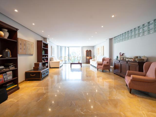 Exclusiva oportunidad en el corazón de Valencia: se vende una magnífica vivienda de 166 m² construidos situada en una segunda planta de un edificio señorial con ascensor, en plena Plaza de la Reina, con vistas frontales e inigualables a la Catedral de Valencia y a toda la plaza
