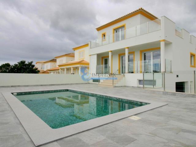 Exclusiva Moradia T3 Moderna com Piscina e Elevador – Albufe. 295m² Albufeira e Olhos de Água