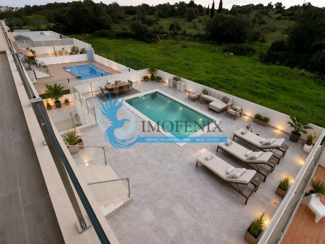 Exclusiva Moradia T3 Moderna com Piscina e Elevador – Albufe. 295m² Albufeira e Olhos de Água