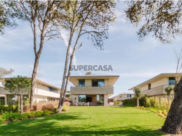 Exclusiva Moradia T4 com Amplo Jardim Privativo no Sandwoods, Cascais
