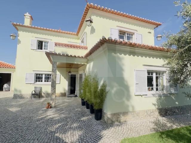 Exclusiva Moradia T4 com Jardim Privativo e Garagem | Ericei. 180m² Mafra