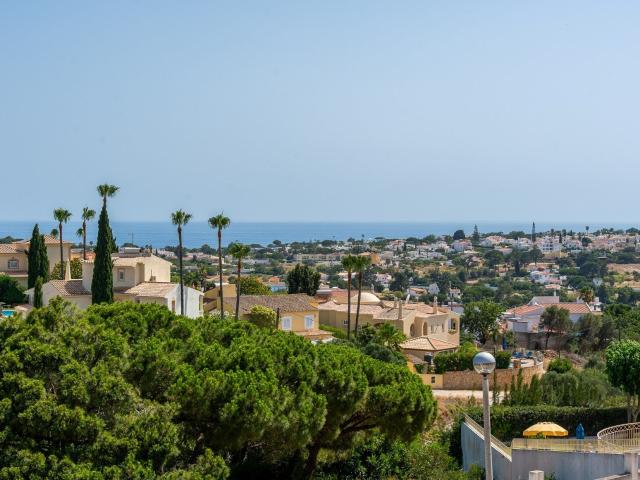 Exclusiva Moradia T4 com Piscina Aquecida e Vista Mar Patr. 266m² Albufeira e Olhos de Água