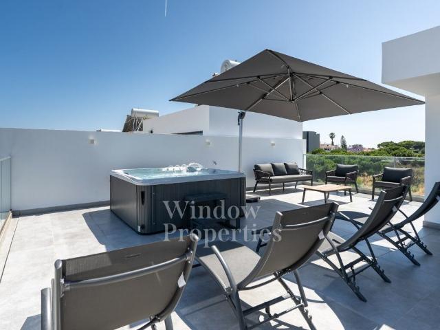 Exclusiva Moradia T4 com Piscina, Cinema Privado e Rooftop c. 153m² Montenegro