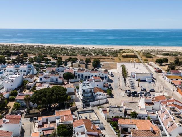 Exclusiva Moradia T4 de Luxo à Beira Mar com Piscina Privada, Estacionamento e Vista Mar