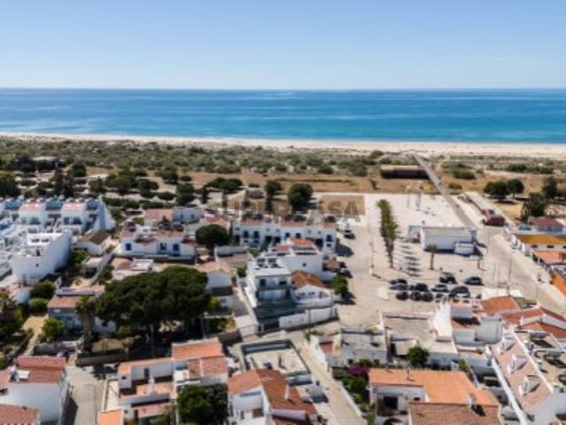 Exclusiva Moradia T4 de Luxo à Beira Mar com Piscina Privada, Estacionamento e Vista Mar