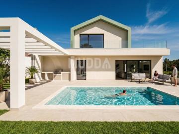 Exclusiva Moradia T4 de Luxo com Piscina e Garagem no Bº Sra. da Luz, perto das praias do Oeste