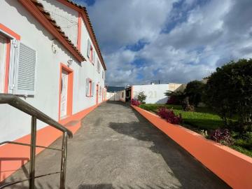 Exclusiva Moradia T4 Inserida em Lote de 753,5 m² nos Arrifes