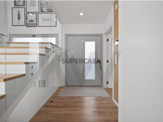 Exclusiva Moradia T4 Nova | Design Moderno e Luminosidade Natural
