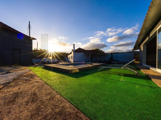 Exclusiva Moradia T4 Remodelada: 6.200m² de Terreno a menos de 1h de Lisboa
