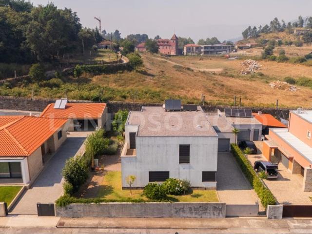 Exclusiva Moradia T5 de Arquitetura Contemporânea na Póvoa de Lanhoso