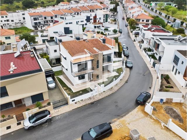 Exclusiva Moradia T5 de Arquitetura Contemporânea em Almada. 180m² Laranjeiro e Feijó