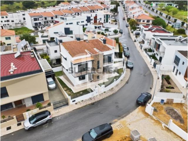 Exclusiva Moradia T5 de Arquitetura Contemporânea em Almada Feijó