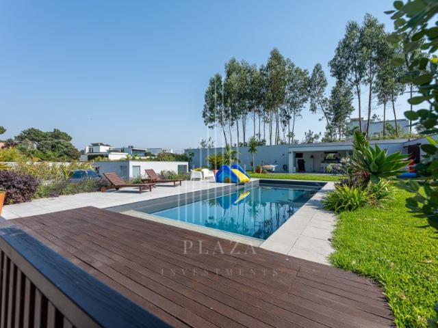 Exclusiva Moradia V4 Contemporânea a 650m da Praia Um Refúgio de Luxo e Conforto