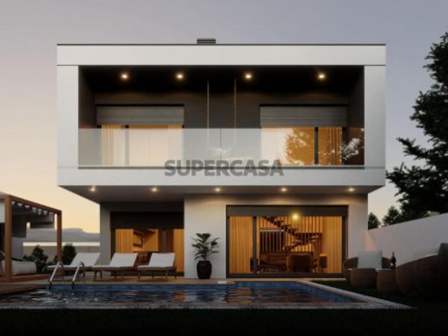 Exclusiva Moradia Contemporânea com 3 Suítes Perto do Mar Nazaré