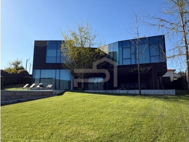Exclusiva Moradia de Luxo com Design Contemporâneo