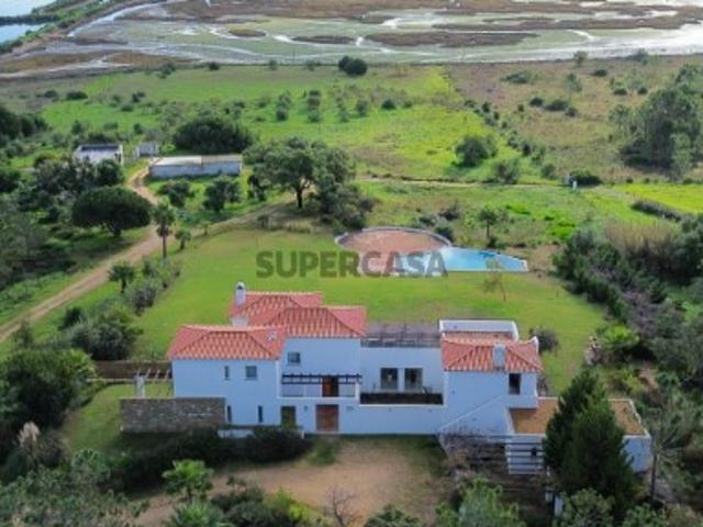 EXCLUSIVA MORADIA DE LUXO EM LOCALIZAÇÃO ÚNICA