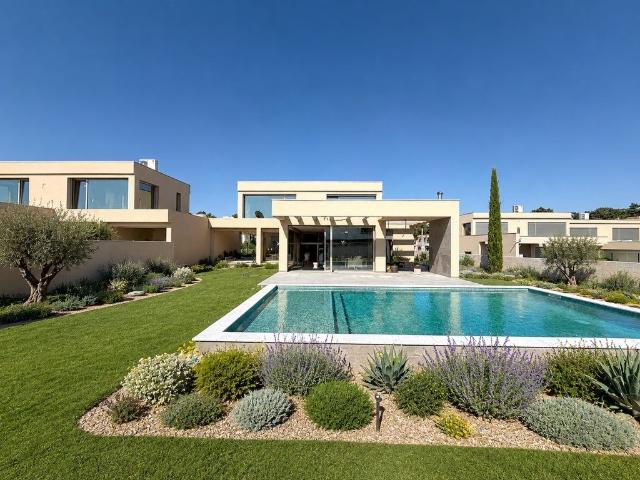 Exclusiva Moradia Isolada T4 com 3 Suítes, Piscina Privada e. 400m² Charneca De Caparica
