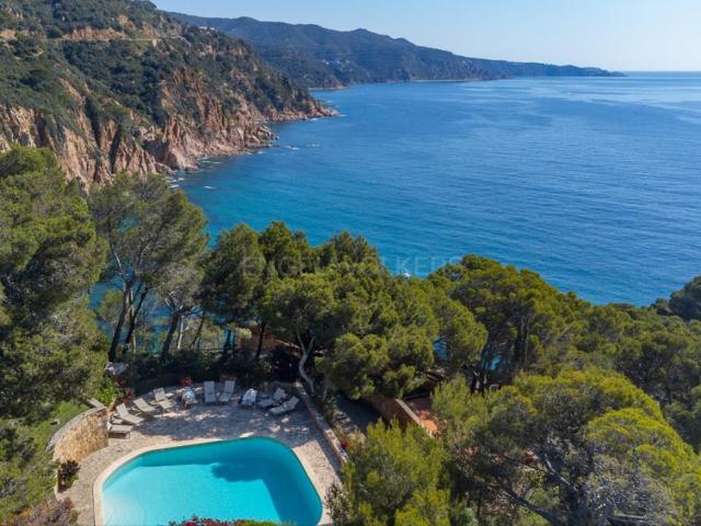 Exclusiva mansión mediterránea en primera línea de mar con a. 608m² Tossa de Mar