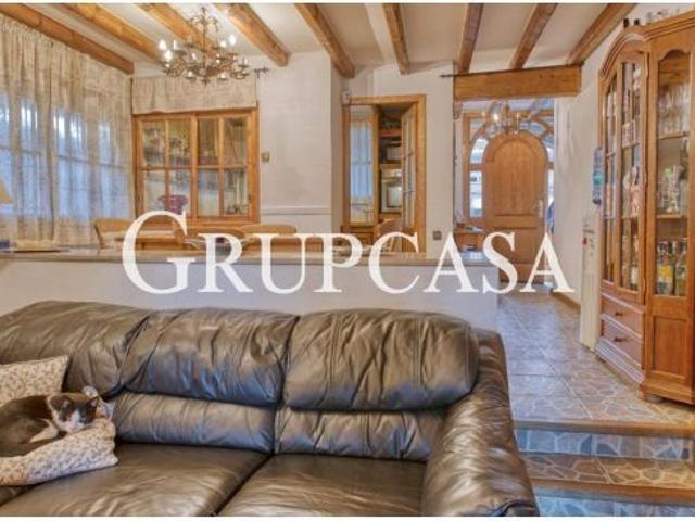 EXCLUSIVA PROPIEDAD DE DISEÑO RÚSTICO DE ALTA MONTAÑA EN LA MEJOR ZONA RESIDENCIAL DE ALPICAT