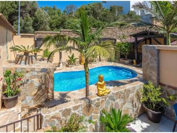 Exclusiva propiedad independiente con piscina en el corazón. 293m² Tarifa