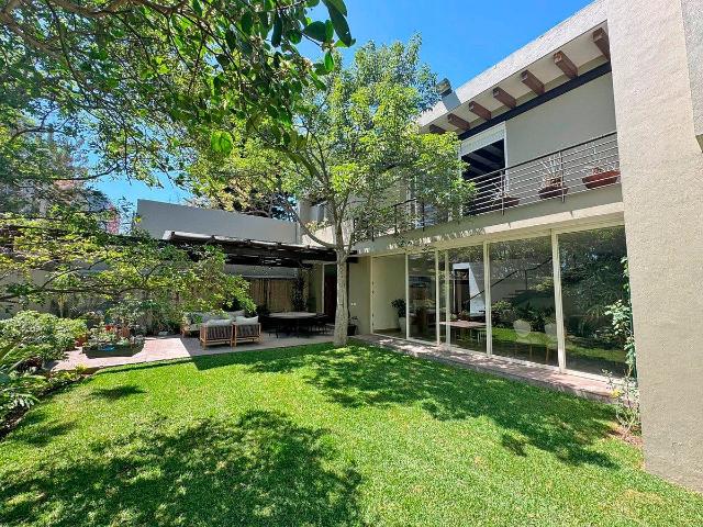 EXCLUSIVA RESIDENCIA AMUEBLADA EN RENTA EN JACARANDAS