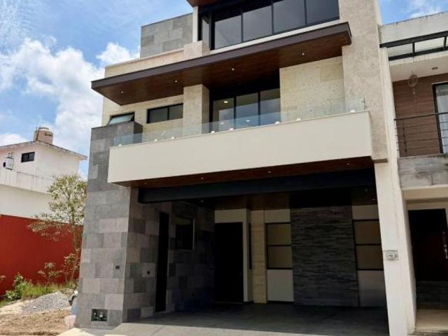 Exclusiva residencia con diseño moderno, roof garden y seguridad privada