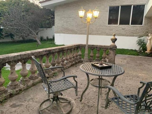 Exclusiva residencia de 1 nivel con gran jardín | Colinas de San Javier