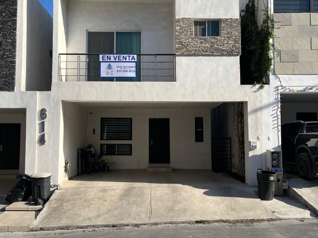 Exclusiva Residencia de 3 Niveles en Misión de Santa Catarina 4to Sector