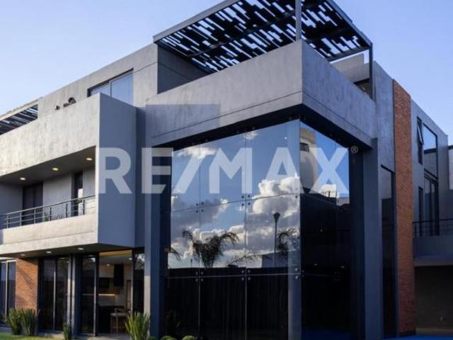 EXCLUSIVA RESIDENCIA EN VENTA. 4