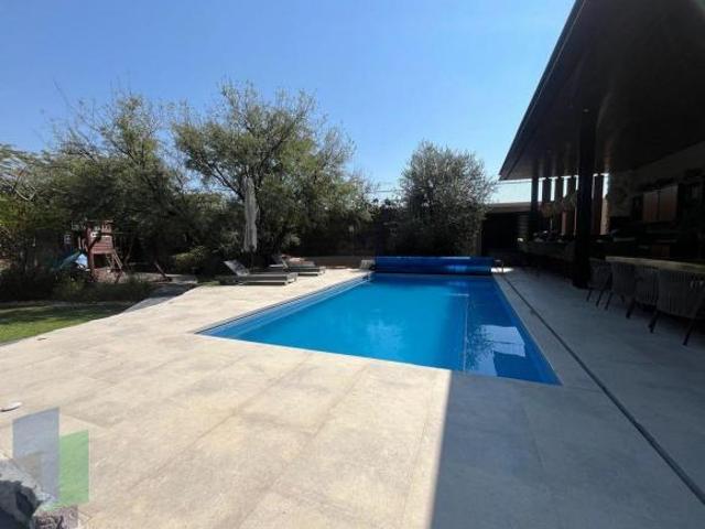 Casa en venta de un nivel en Jurica con alberca y bungalow independiente