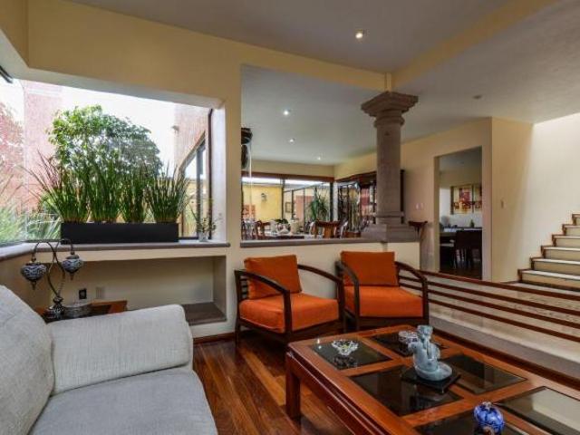 Exclusiva residencia remodelada con jardín privado y doble altura