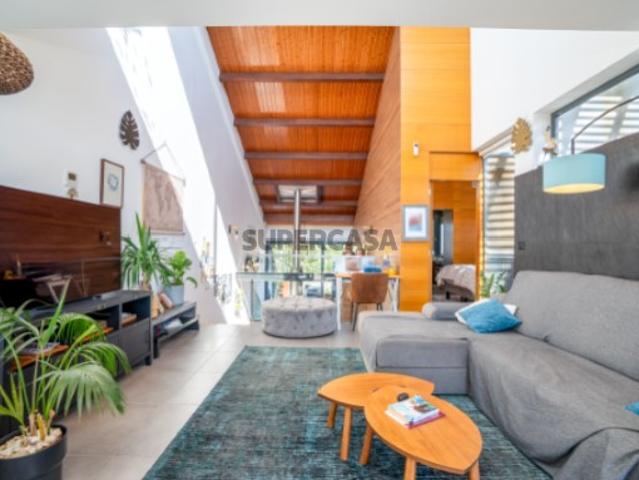 Exclusiva Townhouse T2+1 com Design em Split Level Sunray Village, Almancil