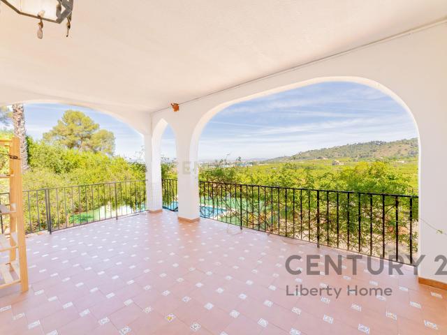 Exclusiva vivienda con piscina, jardín y vistas a la montaña
