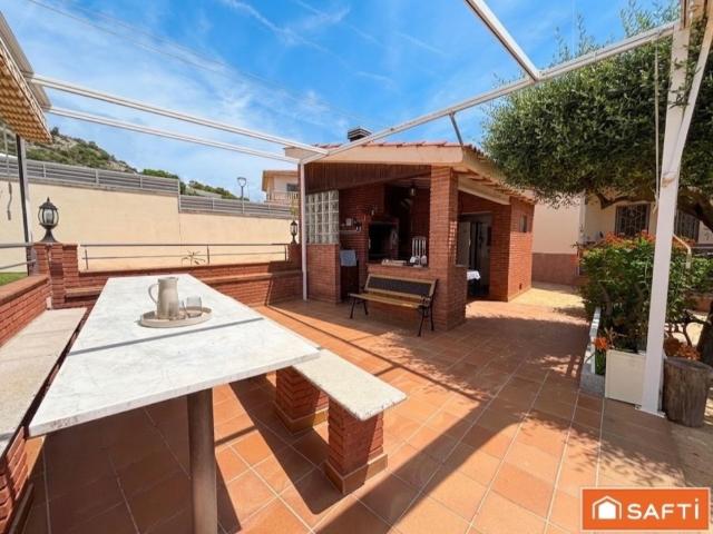EXCLUSIVO CHALET CON PISCINA Y JARDÍN AL LADO DE SITGES