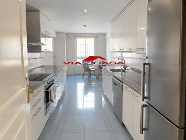 EXCLUSIVA VIVIENDA CON TERRAZA DE 20 M2, GARAJE Y PISCINA EN VALDEMARÍN – DISPONIBLE DESDE EL 15 DE