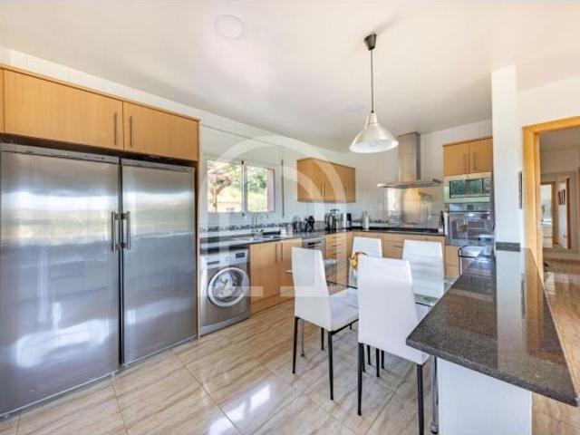 Exclusiva vivienda con vistas al valle, amplios espacios y múltiples posibilidades en Riells i Viabr