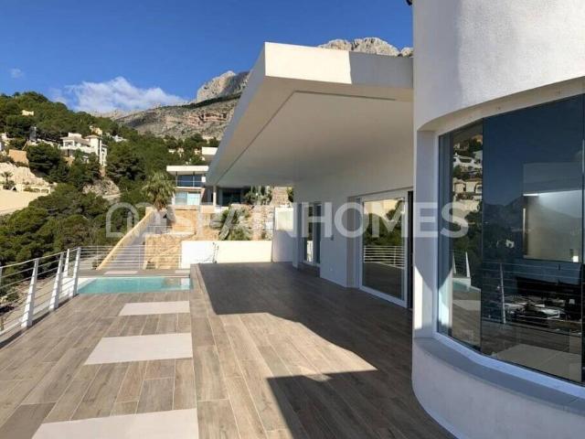 Exclusiva Vivienda con Vistas al Mar Cerca de la Playa en Altea