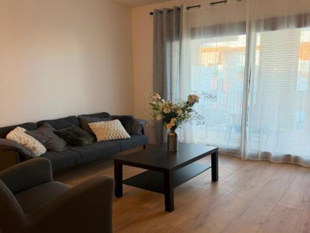 Exclusiva vivienda de diseño moderno en el corazón de Estepona: Luz, elegancia y el mediterráneo a t