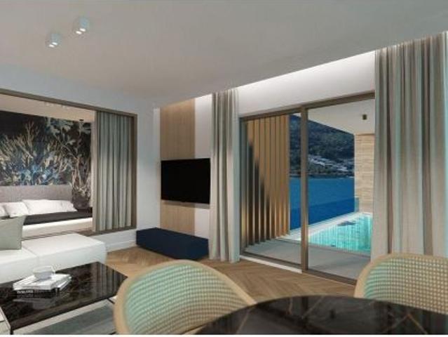 Exclusiva vivienda de obra nueva con jardín, dos terrazas y piscina privada junto al mar en la costa