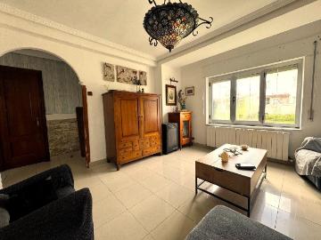 Exclusiva vivienda de tres plantas con amplio jardín y garaje privado en Los Corrales – Zona La Hoya